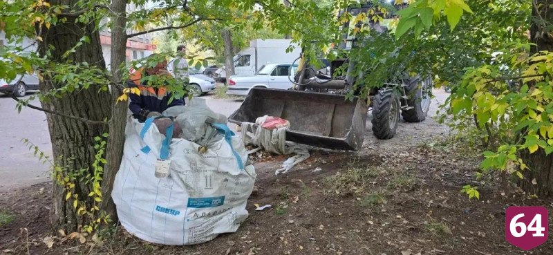 Глава района присоединился к субботнику в Энгельсе