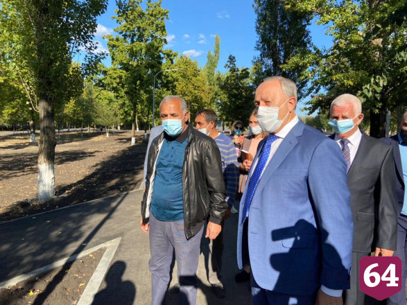 Губернатор проверил городские скверы и подарил ребенку часы