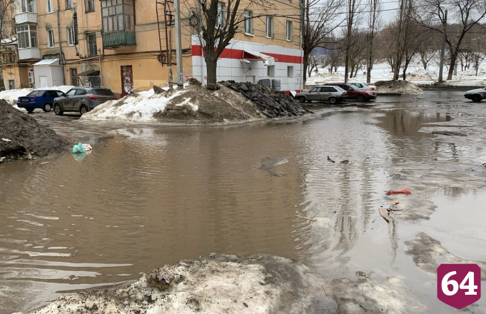 Саратовский двор после оттепели сравнили с Венецией 
