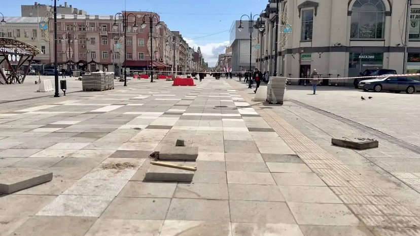 На площади Кирова меняют поврежденную плитку