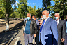 Губернатор проверил городские скверы и подарил ребенку часы