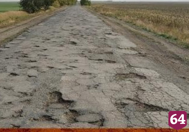 Жители поселка боятся исчезновения дороги из-за ям