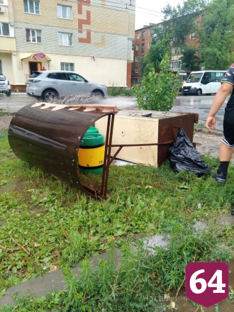 Жители рассказали о последствиях выпадения града с куриное яйцо в Энгельсе