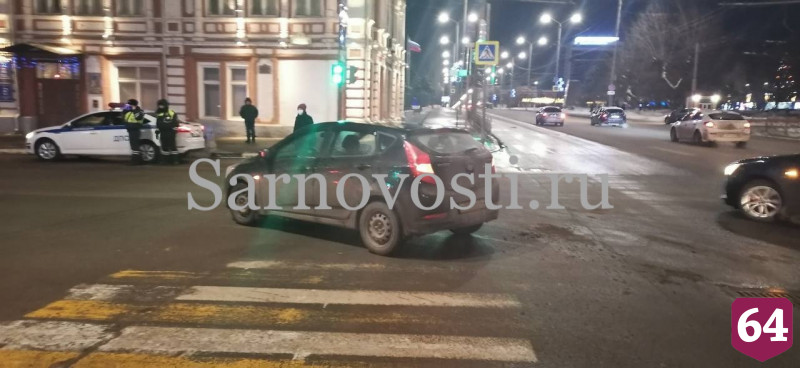 Водитель иномарки сбил пешеходов возле Театральной площади