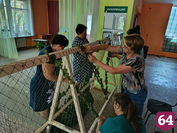 В саратовских селах плетут маскировочные сети для СВО