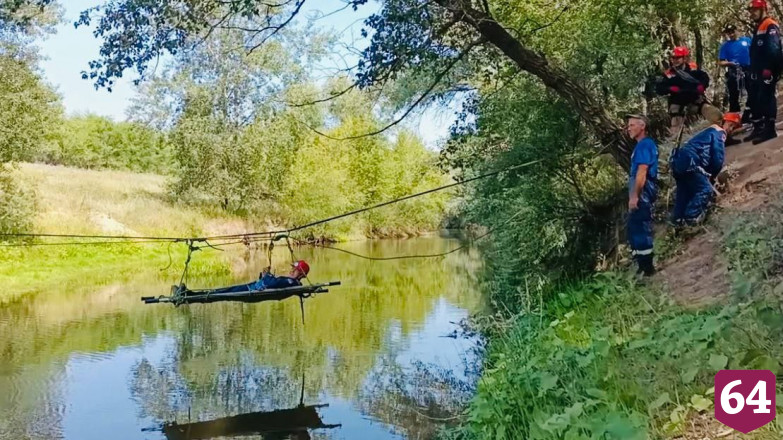 Саратовские спасатели сняли с дерева парашютиста