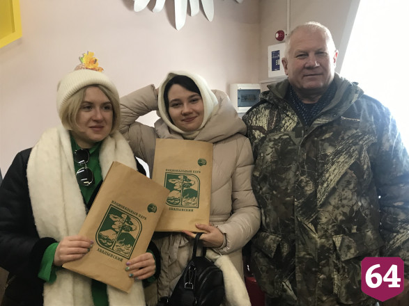 Саратовцам показали музей пчелы и пень исполнения желаний
