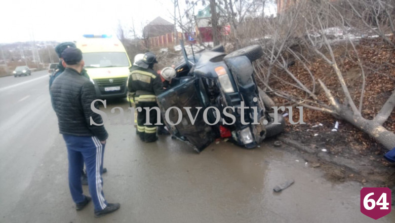 В Саратове водитель сбил дерево и опрокинулся на иномарке