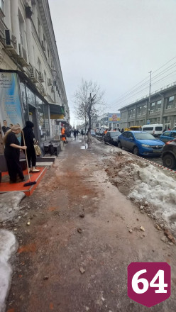 В центре Саратова с фасада здания рухнули кирпичи