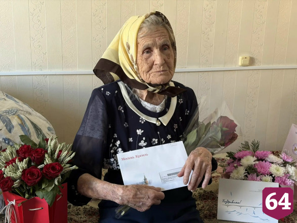 Саратовская труженица тыла в юбилей задула свечи на торте с числом 100 