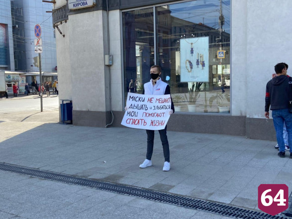 На улицах Саратова начали бесплатно раздавать маски 