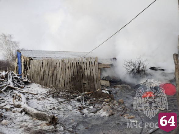 При возгорании двух домов на окраине Саратова пострадал мужчина