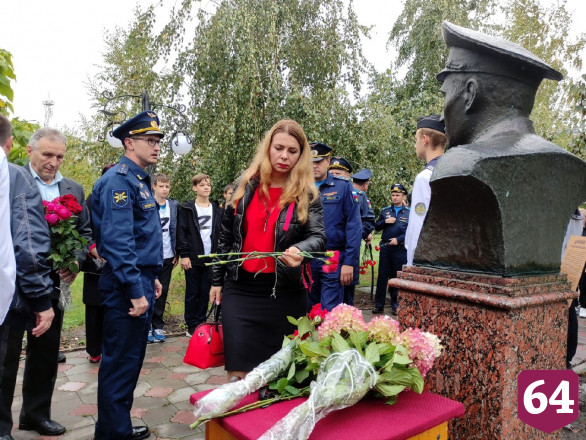 Жители почтили память спасших поселок летчиков