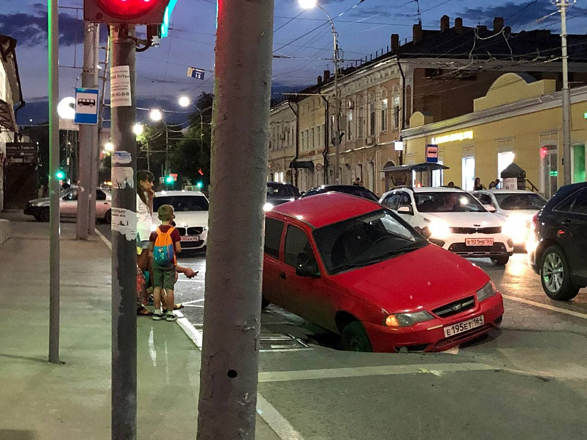 В центре Саратова семья на иномарке провалилась в яму 