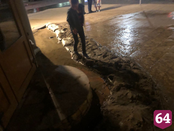 Улицу Рахова больше двух недель заливает водой