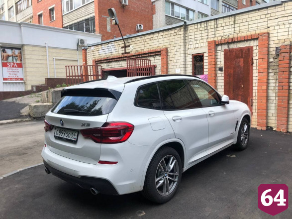 Четырех автохамов оштрафовали за парковку на тротуаре в центре Саратова