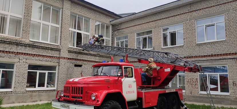 Пожарные эвакуировали людей из школы под Саратовом