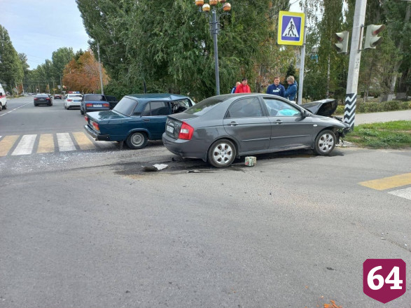 В столкновении легковушек под Саратовом покалечился 8-летний мальчик