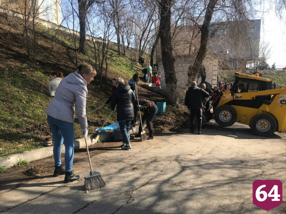 Роман Бусаргин с коллегами убирал на субботнике Кумысную поляну