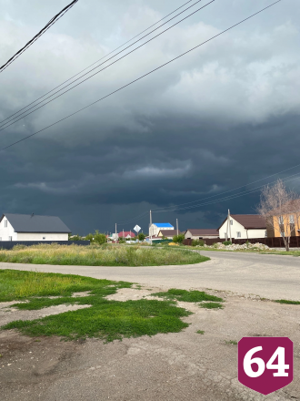 Жители в грозу сняли водопад на набережной Саратова