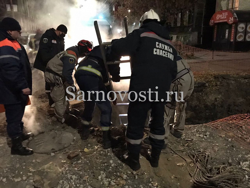 В центре Саратова пенсионерка упала в коммунальный котлован