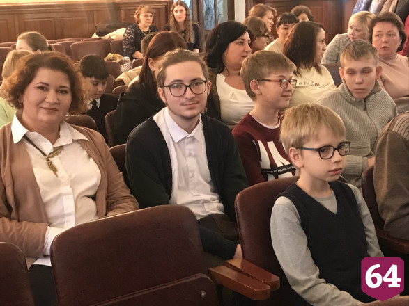Саратовским призерам экопремии вручили ноутбуки и смарт-часы