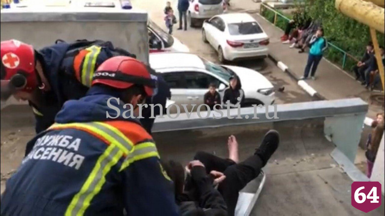 Саратовец пытался нарушить самоизоляцию прыжком с балкона