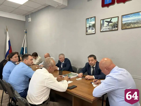 Полицейские и чиновники дежурят у дома с рухнувшими подъездами в Саратове