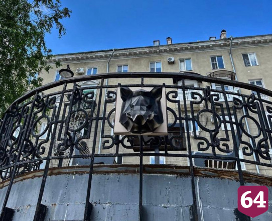 Художник повесил головы животных на улицах Саратова