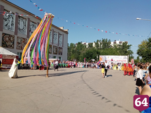В Энгельсе провели парад национальностей 
