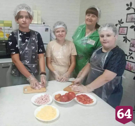 Саратовские подростки освоили рецепт домашней пиццы