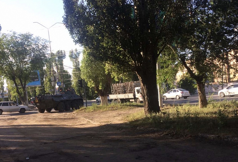 Жителей Саратова напугал танк на тротуаре