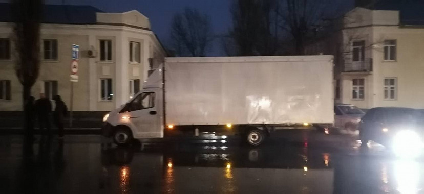 В Саратове мужчина угодил под колеса «Газели»