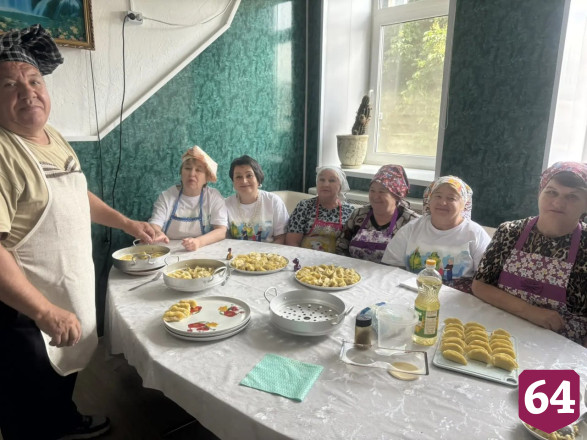 Саратовский пенсионер провел кулинарный мастер-класс по изготовлению вареников