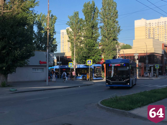 В Саратове троллейбус перегородил дорогу