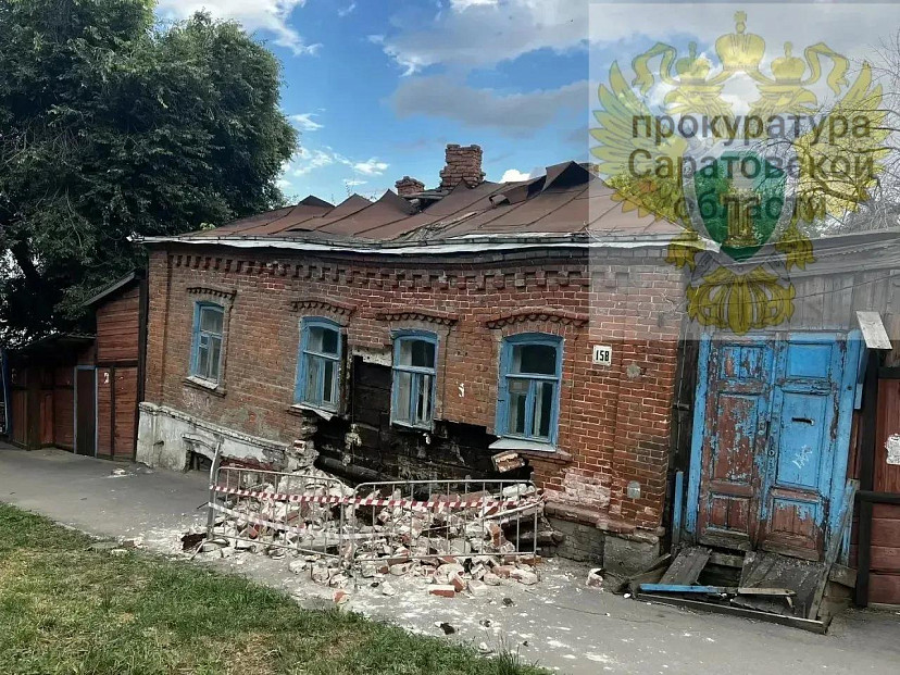 В Саратове обрушился фасад расселенного дома