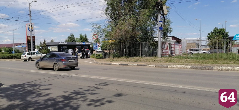 Водитель легковушки задавил школьника на заправке