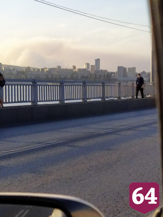 Дым от крупного пожара под Саратовом виден из Энгельса