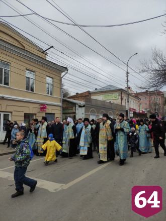 Тысячи жителей Саратова участвуют в крестном ходе