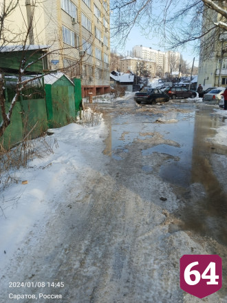 В Саратове автомобили вмерзли в канализационные стоки