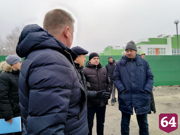 Губернатор раскритиковал строителей за мусор и ямы на территории детского сада в Саратове 
