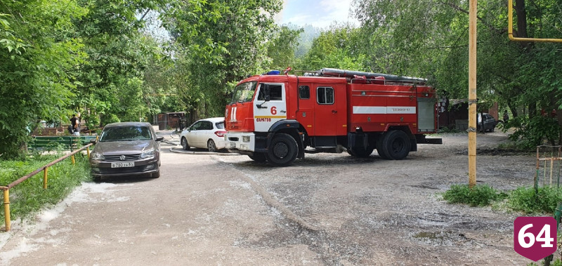 В Саратове пожарные тушили сараи