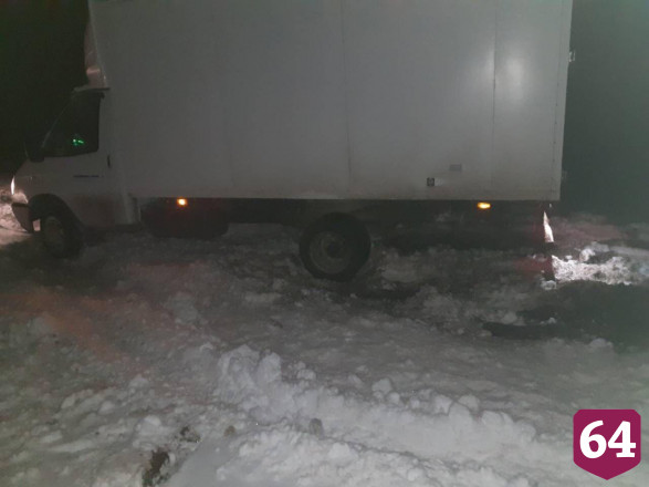Водитель грузовика застрял на заснеженном поле