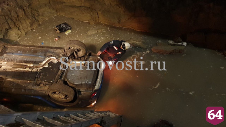 В Саратове пьяный водитель опрокинул иномарку в яму с водой