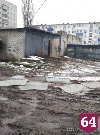 Грязь во дворе жилого дома забросали лобовыми стеклами