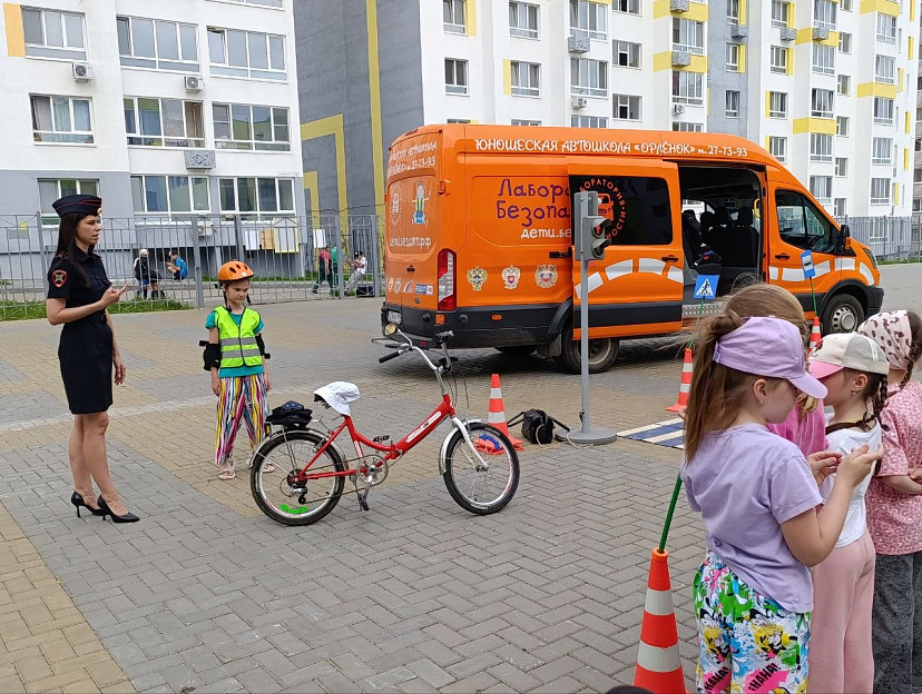 Саратовские школьники летом учат ПДД в мобильном автогородке