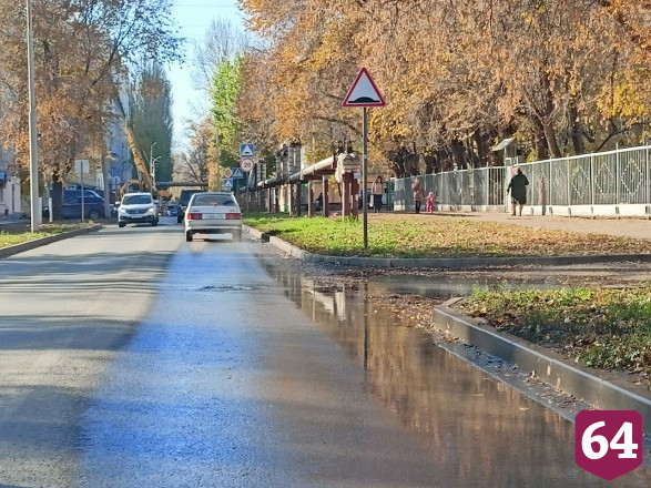 В Саратове месяц бьет «родник» с горячей водой