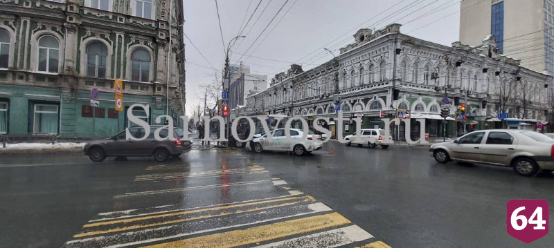 Иномарку вынесло на тротуар у Театральной площади