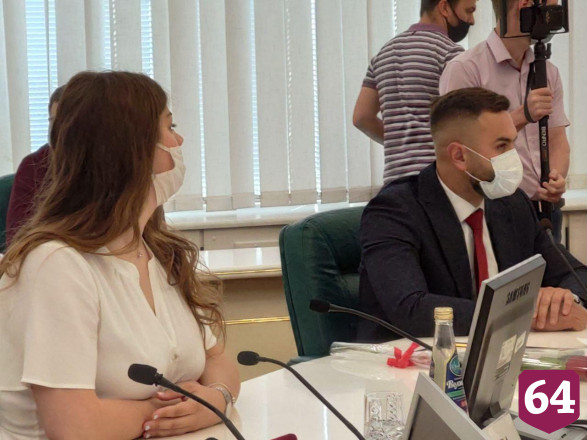 Студентка исполнила для губернатора написанную о Саратове песню 