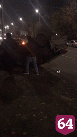 В Саратове автомобиль перевернулся на крышу 